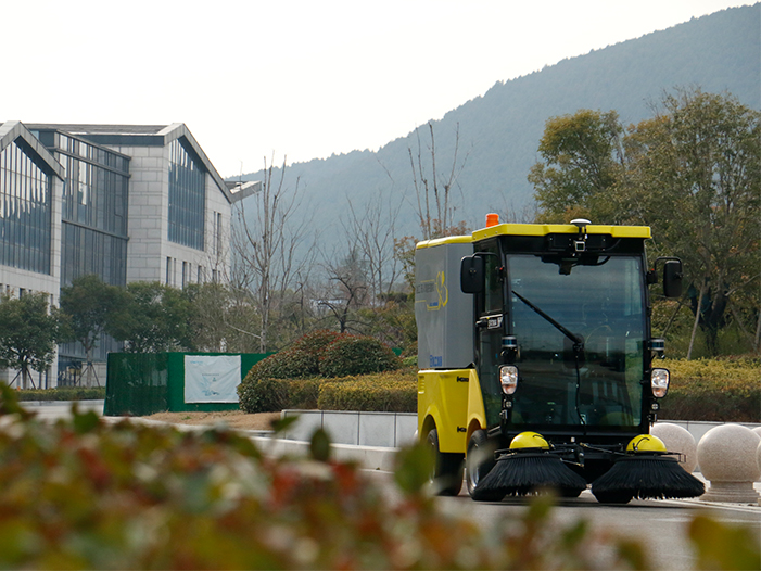 尊龙凯时无人驾驶扫路机在徐州珠山艺术街区作业